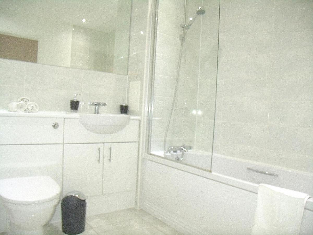 New Central Woking 1 And 2 Bedroom Apartments With Free Gym, Close To Train Station Exterior photo
