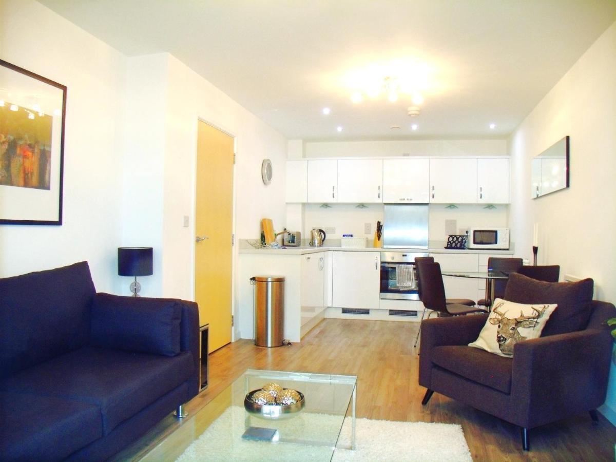 New Central Woking 1 And 2 Bedroom Apartments With Free Gym, Close To Train Station Exterior photo